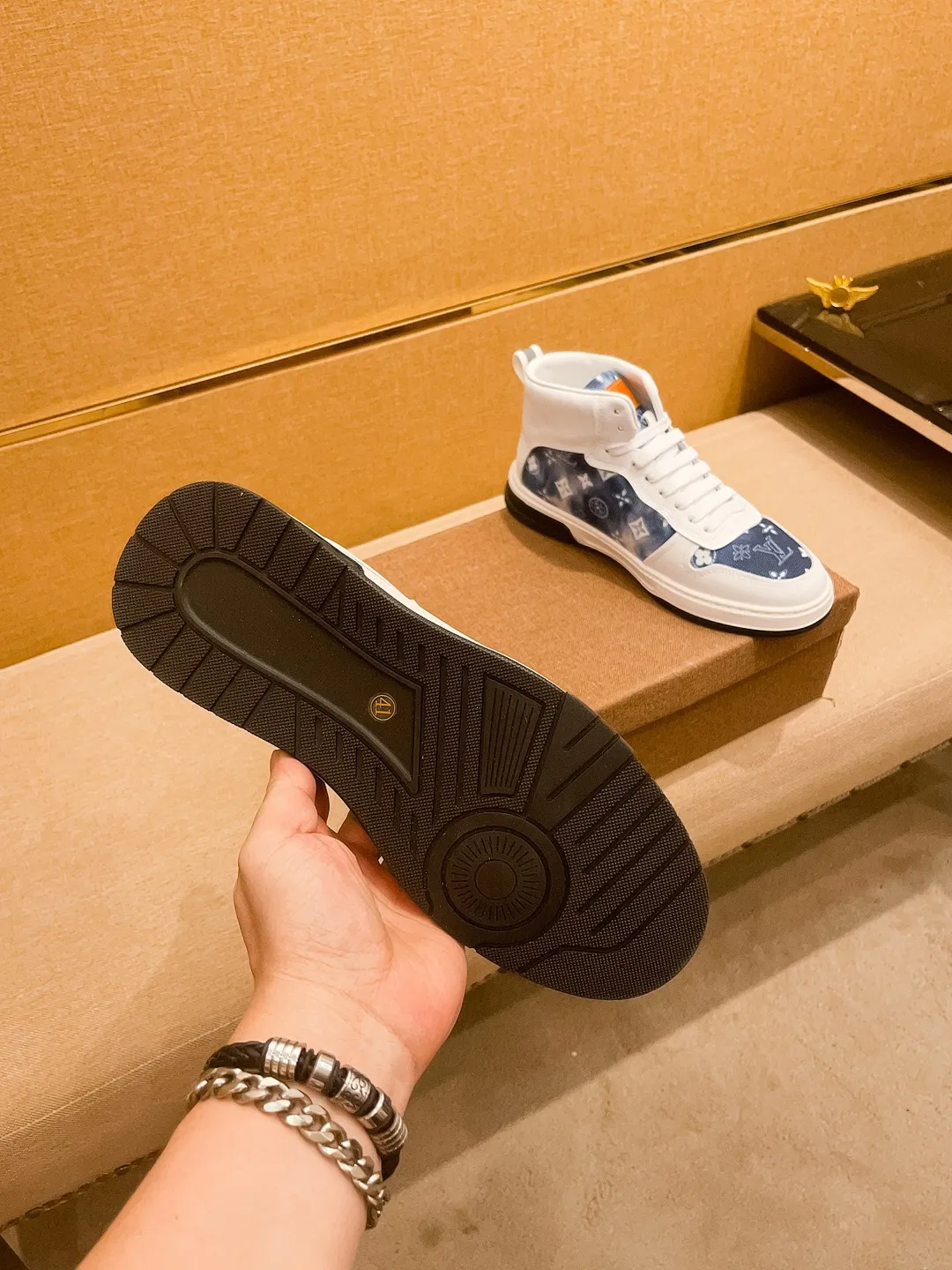 Men's shoes 💰 440💰【 LV 】🔥 Louis Vuitton, high-end men's shoes brand, official website 1:1 latest masterpiece: the upper is made of first-layer cowhide imported from Italy with a comfortable and breathable lining➕original non-slip and wear-resistant outsole🔥, making walking more convenient and comfortable! An exclusive new model, a stunning work, a beautiful 1:1 replica [color] compared to the official quality! Create a fashionable personality to set off your uniqueness! A must-have for trendy men! Classic🔥Size: 38-44 Color: 🔥Multiple colors available🔥